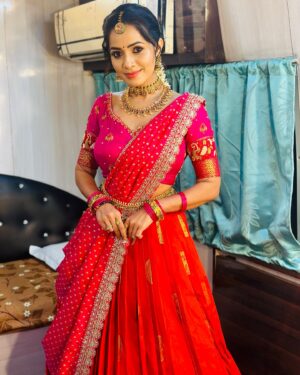 Shobha Shetty Instagram - Shankranthi special event cmng soon on zee Telugu.!!!
Traditional wala love.!
.
.
.
Beautiful outfit @viha.alankar 
Hairstyle @life__makeovers_ 
Makeup @durga_makeuparist 
Jewellery @emmadisilverjewellery 
.
.
.
#shobhashetty#shobhashettyyoutubechannel