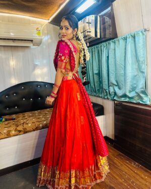 Shobha Shetty Instagram - Shankranthi special event cmng soon on zee Telugu.!!!
Traditional wala love.!
.
.
.
Beautiful outfit @viha.alankar 
Hairstyle @life__makeovers_ 
Makeup @durga_makeuparist 
Jewellery @emmadisilverjewellery 
.
.
.
#shobhashetty#shobhashettyyoutubechannel