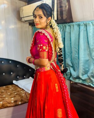 Shobha Shetty Instagram - Shankranthi special event cmng soon on zee Telugu.!!!
Traditional wala love.!
.
.
.
Beautiful outfit @viha.alankar 
Hairstyle @life__makeovers_ 
Makeup @durga_makeuparist 
Jewellery @emmadisilverjewellery 
.
.
.
#shobhashetty#shobhashettyyoutubechannel
