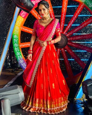Shobha Shetty Instagram - Shankranthi special event cmng soon on zee Telugu.!!!
Traditional wala love.!
.
.
.
Beautiful outfit @viha.alankar 
Hairstyle @life__makeovers_ 
Makeup @durga_makeuparist 
Jewellery @emmadisilverjewellery 
.
.
.
#shobhashetty#shobhashettyyoutubechannel