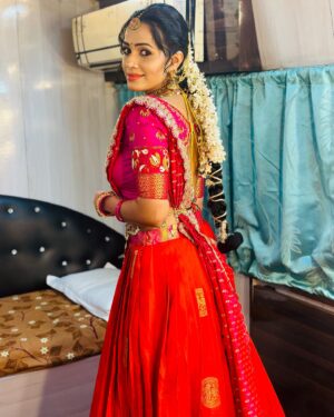 Shobha Shetty Instagram - Shankranthi special event cmng soon on zee Telugu.!!!
Traditional wala love.!
.
.
.
Beautiful outfit @viha.alankar 
Hairstyle @life__makeovers_ 
Makeup @durga_makeuparist 
Jewellery @emmadisilverjewellery 
.
.
.
#shobhashetty#shobhashettyyoutubechannel
