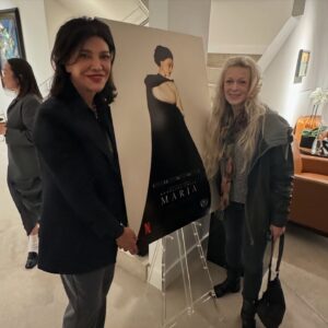 Shohreh Aghdashloo Instagram - Watching Angelina Jolie portray Maria Callas in “Maria” with my dear friend Frances was a remarkable display of artistic dedication. It is truly inspiring to see an actor fully immerse themselves in a role, dedicating months of their life to embody another artist.

When a film stays with you for weeks after you’ve seen it, that reflects the power and the transformative nature of acting.

تماشای آنجلینا جولی در نقش ماریا کالاس در «Maria» به همراه دوست عزیزم فرانسیس، نمایش قابل توجهی از فداکاری هنری بود. واقعاً الهام‌بخش است وقتی که می‌بینیم بازیگری کاملاً در نقشی غوطه‌ور می‌شود و ماه‌ها از زندگی خود را به تصویر کشیدن  هنرمند دیگری اختصاص می‌دهد.

وقتی یک فیلم هفته‌ها پس از دیدن آن با شما می‌ماند، قدرت و ماهیت دگرگون‌کننده بازیگری را منعکس می‌کند.