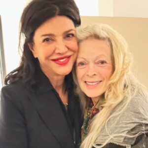 Shohreh Aghdashloo Instagram - Watching Angelina Jolie portray Maria Callas in “Maria” with my dear friend Frances was a remarkable display of artistic dedication. It is truly inspiring to see an actor fully immerse themselves in a role, dedicating months of their life to embody another artist.

When a film stays with you for weeks after you’ve seen it, that reflects the power and the transformative nature of acting.

تماشای آنجلینا جولی در نقش ماریا کالاس در «Maria» به همراه دوست عزیزم فرانسیس، نمایش قابل توجهی از فداکاری هنری بود. واقعاً الهام‌بخش است وقتی که می‌بینیم بازیگری کاملاً در نقشی غوطه‌ور می‌شود و ماه‌ها از زندگی خود را به تصویر کشیدن  هنرمند دیگری اختصاص می‌دهد.

وقتی یک فیلم هفته‌ها پس از دیدن آن با شما می‌ماند، قدرت و ماهیت دگرگون‌کننده بازیگری را منعکس می‌کند.