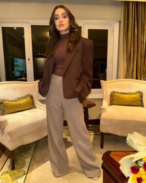 Shraddha Kapoor Instagram - Aise kapdon mein khunnas wala look kyun ban jaata hai ???