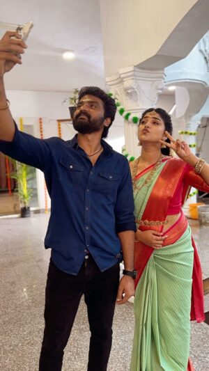 Shreya Anchan Instagram - Ethana photo eduthalum Ore pose dhan 😎

.
.
.
Saree @thaaragai_clothing 

#valliyinvelan #valli #velan #zeetamil