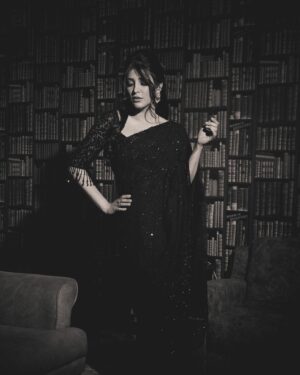 Shruti Haasan Instagram - No regrets .. ever 🧿 played a little dress up to receive my award from @avalvikatan Thankyou so much for the honour 🙏 it was so inspiring and humbling to be in the company of strong ambitious and truly special women ✨ 
.
.
.
.
.
.
Styling:@Openhousestudio.in
Styleteam:@stylewithmohana @sxdhksh @dheetchi.designs 
Photography:@arungnanavel
Outifit:@sawangandhiofficial

Blouse:@mokshaa_chennai

Jewellery: @kalamandirjewellers 
Hair:@puii_c_ammy
Makeup:@prakatwork ‎