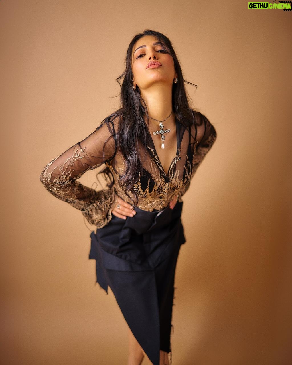 Shruti Haasan - 635.5K Likes - Merry Christmas 🎄❤️ to you and yours :) lots of love and light and joy
