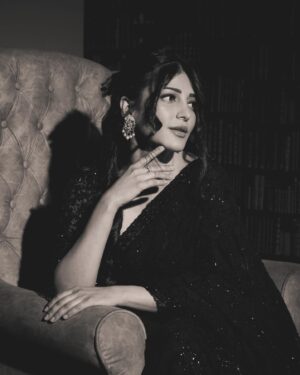 Shruti Haasan Instagram - No regrets .. ever 🧿 played a little dress up to receive my award from @avalvikatan Thankyou so much for the honour 🙏 it was so inspiring and humbling to be in the company of strong ambitious and truly special women ✨ 
.
.
.
.
.
.
Styling:@Openhousestudio.in
Styleteam:@stylewithmohana @sxdhksh @dheetchi.designs 
Photography:@arungnanavel
Outifit:@sawangandhiofficial

Blouse:@mokshaa_chennai

Jewellery: @kalamandirjewellers 
Hair:@puii_c_ammy
Makeup:@prakatwork ‎