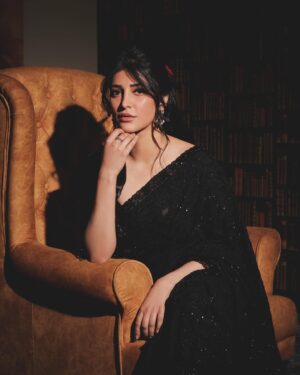 Shruti Haasan Instagram - No regrets .. ever 🧿 played a little dress up to receive my award from @avalvikatan Thankyou so much for the honour 🙏 it was so inspiring and humbling to be in the company of strong ambitious and truly special women ✨ 
.
.
.
.
.
.
Styling:@Openhousestudio.in
Styleteam:@stylewithmohana @sxdhksh @dheetchi.designs 
Photography:@arungnanavel
Outifit:@sawangandhiofficial

Blouse:@mokshaa_chennai

Jewellery: @kalamandirjewellers 
Hair:@puii_c_ammy
Makeup:@prakatwork ‎