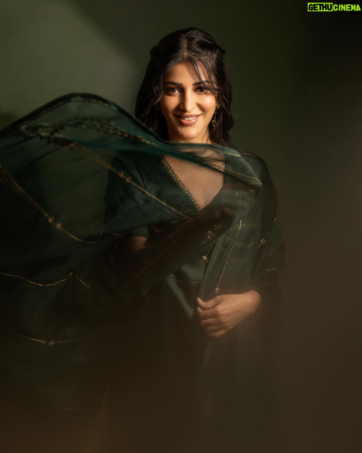 Shruti Haasan - 578.7K Likes - a love that feels like a breeze in the forest , waves on your feet and snow flakes on your lashes š
Styling:@Openhousestudio.in
Styleteam:@stylewithmohana @sxdhksh @dheetchitha_shankar
Photography:@navin.appu
Outifit: @raw_mango
HMU- @prakatwork