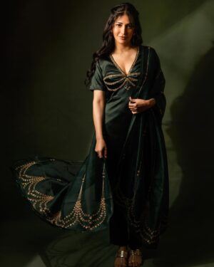 Shruti Haasan Instagram - a love that feels like a breeze in the forest , waves on your feet and snow flakes on your lashes 💚

Styling:@Openhousestudio.in
Styleteam:@stylewithmohana @sxdhksh @dheetchitha_shankar
Photography:@navin.appu
Outifit: @raw_mango 
HMU- @prakatwork