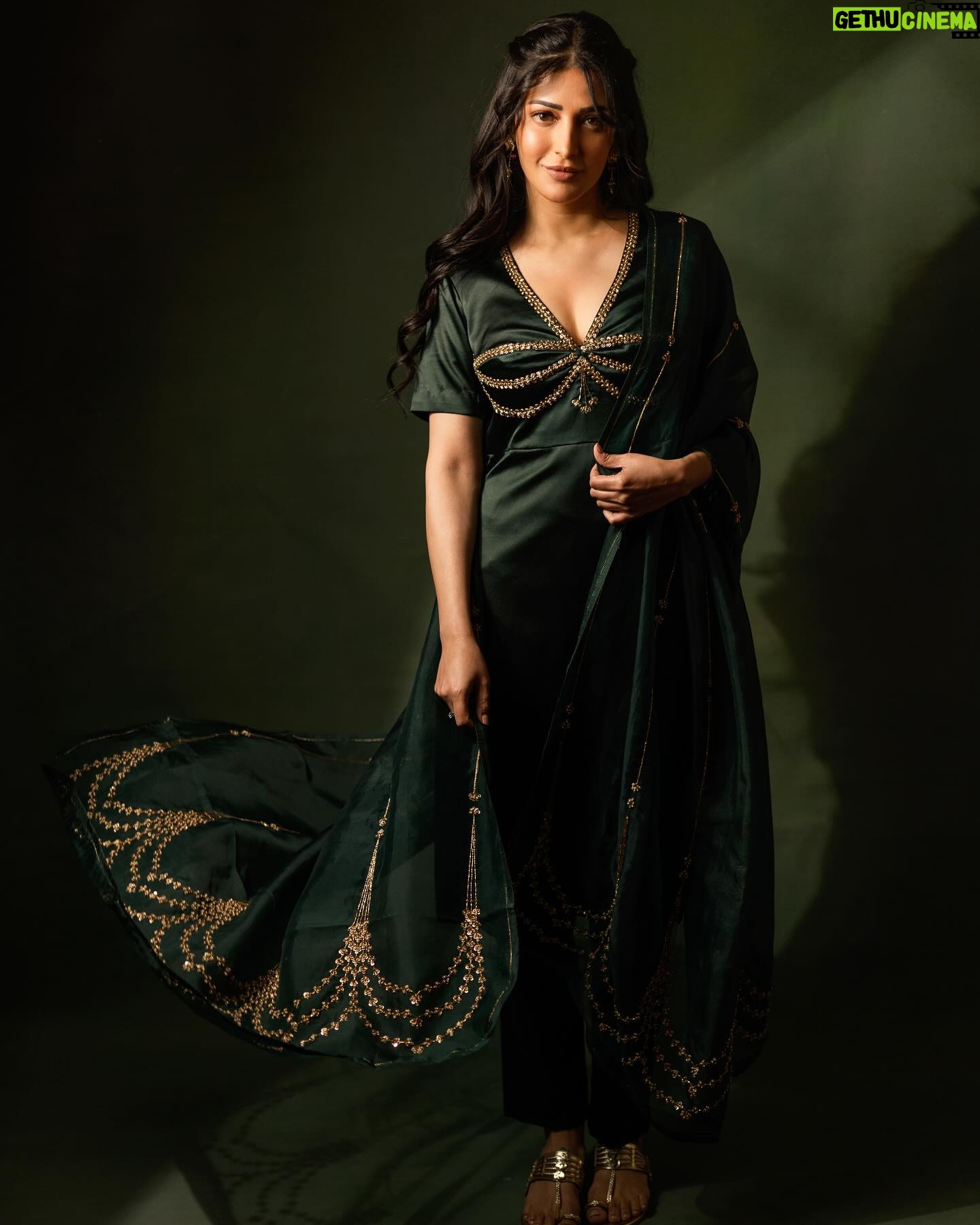Shruti Haasan - 578.7K Likes - a love that feels like a breeze in the forest , waves on your feet and snow flakes on your lashes š
Styling:@Openhousestudio.in
Styleteam:@stylewithmohana @sxdhksh @dheetchitha_shankar
Photography:@navin.appu
Outifit: @raw_mango
HMU- @prakatwork