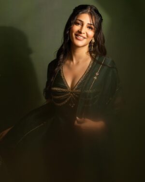 Shruti Haasan Instagram - a love that feels like a breeze in the forest , waves on your feet and snow flakes on your lashes 💚

Styling:@Openhousestudio.in
Styleteam:@stylewithmohana @sxdhksh @dheetchitha_shankar
Photography:@navin.appu
Outifit: @raw_mango 
HMU- @prakatwork