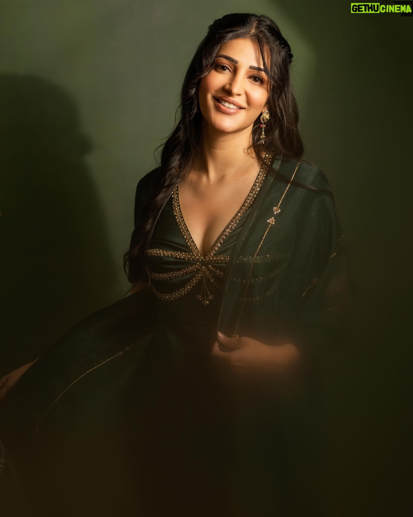 Shruti Haasan - 578.7K Likes - a love that feels like a breeze in the forest , waves on your feet and snow flakes on your lashes š
Styling:@Openhousestudio.in
Styleteam:@stylewithmohana @sxdhksh @dheetchitha_shankar
Photography:@navin.appu
Outifit: @raw_mango
HMU- @prakatwork