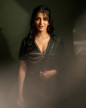 Shruti Haasan Instagram - a love that feels like a breeze in the forest , waves on your feet and snow flakes on your lashes 💚

Styling:@Openhousestudio.in
Styleteam:@stylewithmohana @sxdhksh @dheetchitha_shankar
Photography:@navin.appu
Outifit: @raw_mango 
HMU- @prakatwork