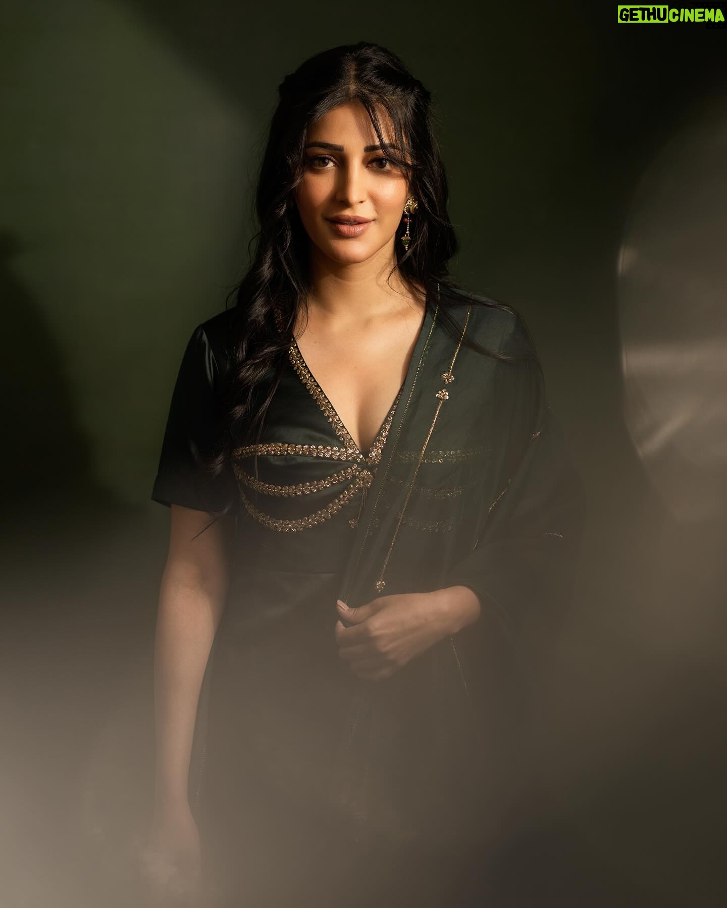 Shruti Haasan - 578.7K Likes - a love that feels like a breeze in the forest , waves on your feet and snow flakes on your lashes š
Styling:@Openhousestudio.in
Styleteam:@stylewithmohana @sxdhksh @dheetchitha_shankar
Photography:@navin.appu
Outifit: @raw_mango
HMU- @prakatwork