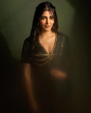 Shruti Haasan Instagram - a love that feels like a breeze in the forest , waves on your feet and snow flakes on your lashes 💚

Styling:@Openhousestudio.in
Styleteam:@stylewithmohana @sxdhksh @dheetchitha_shankar
Photography:@navin.appu
Outifit: @raw_mango 
HMU- @prakatwork
