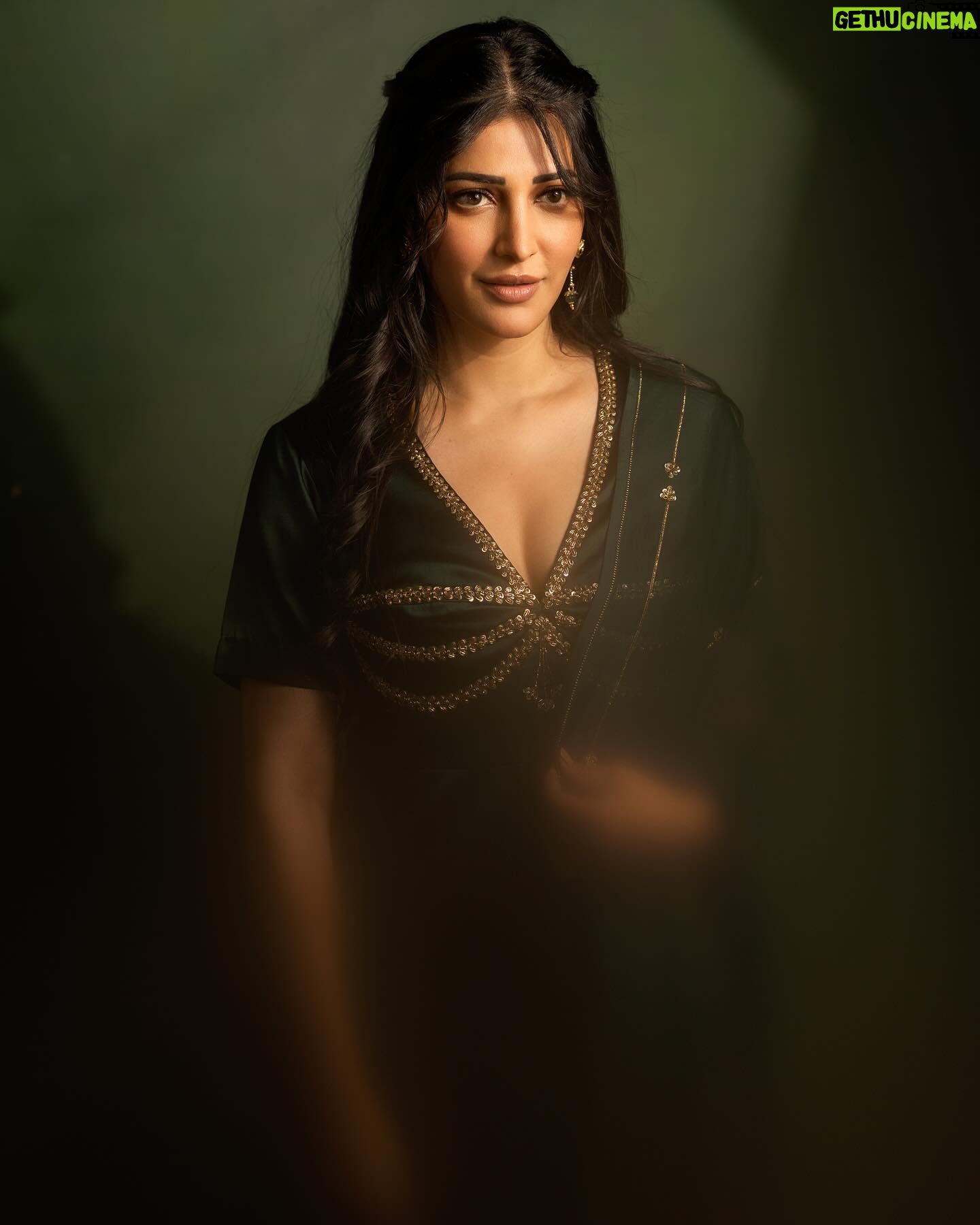 Shruti Haasan - 578.7K Likes - a love that feels like a breeze in the forest , waves on your feet and snow flakes on your lashes š
Styling:@Openhousestudio.in
Styleteam:@stylewithmohana @sxdhksh @dheetchitha_shankar
Photography:@navin.appu
Outifit: @raw_mango
HMU- @prakatwork