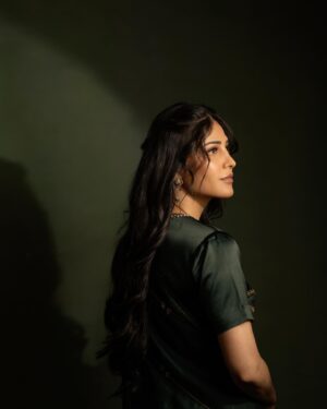Shruti Haasan Instagram - a love that feels like a breeze in the forest , waves on your feet and snow flakes on your lashes 💚

Styling:@Openhousestudio.in
Styleteam:@stylewithmohana @sxdhksh @dheetchitha_shankar
Photography:@navin.appu
Outifit: @raw_mango 
HMU- @prakatwork