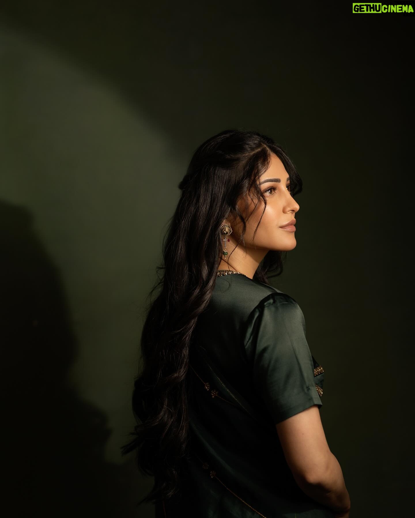 Shruti Haasan - 578.7K Likes - a love that feels like a breeze in the forest , waves on your feet and snow flakes on your lashes š
Styling:@Openhousestudio.in
Styleteam:@stylewithmohana @sxdhksh @dheetchitha_shankar
Photography:@navin.appu
Outifit: @raw_mango
HMU- @prakatwork