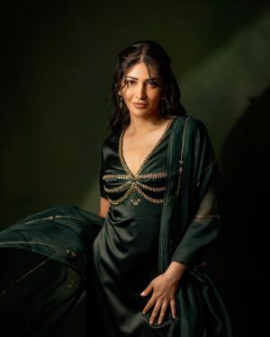 Shruti Haasan Instagram - a love that feels like a breeze in the forest , waves on your feet and snow flakes on your lashes 💚

Styling:@Openhousestudio.in
Styleteam:@stylewithmohana @sxdhksh @dheetchitha_shankar
Photography:@navin.appu
Outifit: @raw_mango 
HMU- @prakatwork