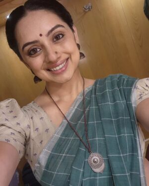 Shruti Marathe Instagram - #vanityselfie from the set of #devara 😁

#younglook #olderlook
 
Film releases on 27th September 🤩 in #telugu #hindi #tamil #kannada 

I am excited about this one ❤️ 

#devara #jrntr #27thsept