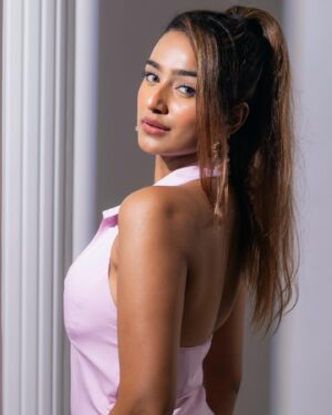 Shubhna Agarwal Instagram - 🎀🌸
📸 @sarthaknaikphotography 
📍 @alivekraftstudio