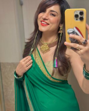 Simple Kaul Instagram - In my most kashmiri avatar …. Cousin’s wedding excitement!!
& Vibha saraf’s music @sarafvibh
#kashmiri #atoru #kashmiriwedding