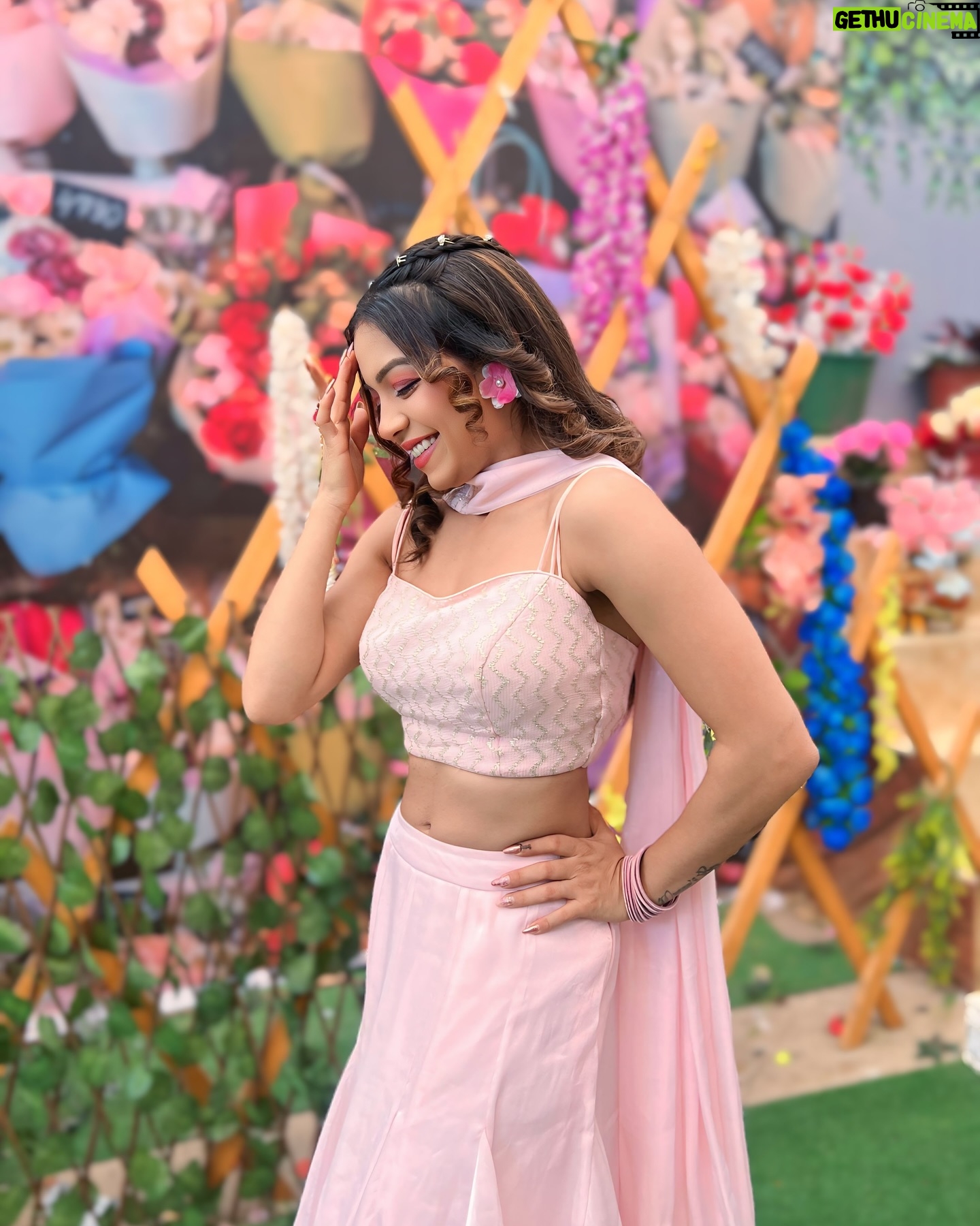 Simran Budharup - 55.6K Likes - Dreaming Of Love And Flowers š¹šø
#Lehenga #flower #cute #pink #favourite #happy happyvibes #trending #indianoutfit #follow #explore