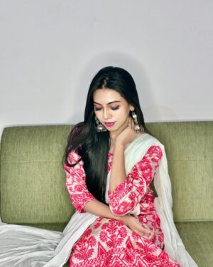 Simran Khan Instagram - 𝓐𝒃a𝒅𝒊𝒚𝒆𝒕 💫

.
.
.
.
.
.
#elegance #ethnic #ethnicwear #picoftheday #perfect #timeless #traditional #explore #igers #simrankhan