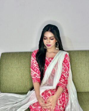 Simran Khan Instagram - 𝓐𝒃a𝒅𝒊𝒚𝒆𝒕 💫

.
.
.
.
.
.
#elegance #ethnic #ethnicwear #picoftheday #perfect #timeless #traditional #explore #igers #simrankhan