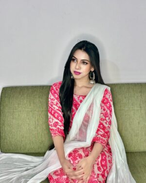Simran Khan Instagram - 𝓐𝒃a𝒅𝒊𝒚𝒆𝒕 💫

.
.
.
.
.
.
#elegance #ethnic #ethnicwear #picoftheday #perfect #timeless #traditional #explore #igers #simrankhan