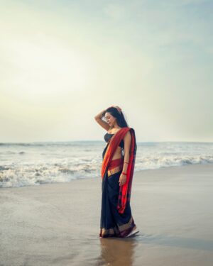 Simran Khan Instagram - She's the Miracle ✨🌹

.
.
📸 : @sudopicia 
Concept : @sudopicia 

.
.
.
.
#blackandred #saree #concept #indian #photooftheday #photoshoot #photography #beach #beachvibes #breezy #sunsetphotography #instafashion #fashiongram #sareelove #actress #simrankhan