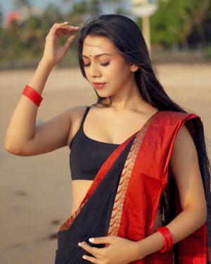 Simran Khan Instagram - She's the Miracle ✨🌹

.
.
📸 : @sudopicia 
Concept : @sudopicia 

.
.
.
.
#blackandred #saree #concept #indian #photooftheday #photoshoot #photography #beach #beachvibes #breezy #sunsetphotography #instafashion #fashiongram #sareelove #actress #simrankhan
