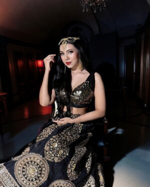Simran Khan Instagram - Who needs a knight in shining armour when u can do it all yourself 💅🧿

.
✨ @__magician_2.0 

#photooftheday #pictureperfect #blacklove #traditional #indianwear #royal #wordsofwisdom #instagram #instapost #selflove #simrankhan