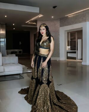 Simran Khan Instagram - Who needs a knight in shining armour when u can do it all yourself 💅🧿

.
✨ @__magician_2.0 

#photooftheday #pictureperfect #blacklove #traditional #indianwear #royal #wordsofwisdom #instagram #instapost #selflove #simrankhan