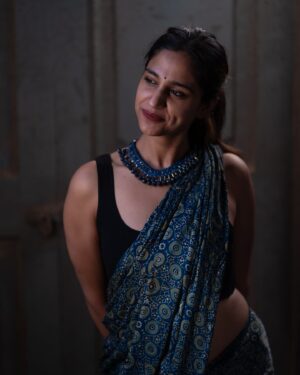 Siri Ravikumar Instagram - Dropping the last set! @balajimanoharphotography thoroughly enjoyed photowalking with you, thank you for the beautiful pictures ❤️
@srinidhi_achar 'light' aagi help 😀 thank you! And @handeajith can't wait to see your pictures!! 😍
.