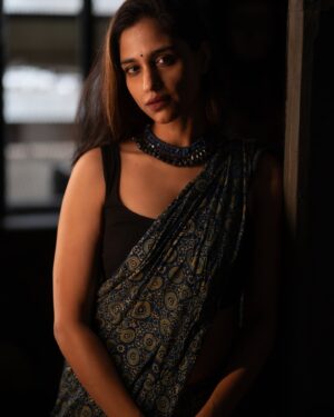 Siri Ravikumar Instagram - I've been thinking of captions for the series I've been posting, but the photos say it all! Sigh! 🙃 
.
Beautiful pictures shot by @balajimanoharphotography @balajimanohar ❤️❤️ and with some great company @srinidhi_achar @handeajith 🫶🏼