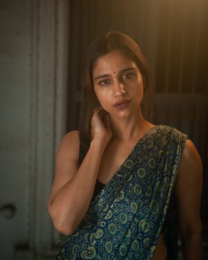 Siri Ravikumar Instagram - 💙🖤 
.
Photographs: @balajimanoharphotography @balajimanoharofficial 
Gaffer: @srinidhi_achar @handeajith
.
#photowalk #portraitphotography #portrait #photography #balajimanoharphotography #siriravikumar #mayavi #actor #bengaluru #saree #sareestyle #sareestyling #photoshoot #photoshootideas #photoshootinspiration #bengalurustreets