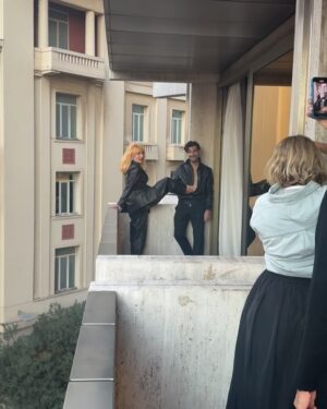 Smaragda Karydi Instagram - Με το Νίκο.
Όσο ενδιαφέρον είναι το μπροστά απ την κάμερα άλλο τόσο είναι και το πίσω. Οσο ωραίο το αποτέλεσμα άλλο τόσο και η διαδικασία. Πάντα χαίρομαι να συναντιόμαστε και πάντα είναι σαν να μη πέρασε μια μέρα 
#backstage @okmag.gr 
@nikos_kouris_official @iq160greece