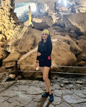 Smita Gondkar Instagram - Wondering through Caves!!
Such a wonderful and unbelievable experience to escape through the Caves.⛰️😁
.
.
.
#smitagondkar #smittens #traveling #HalongBay #travel #Vietnam #Caves #TravelDiaries #VietnamAdventures #trending #explorepage