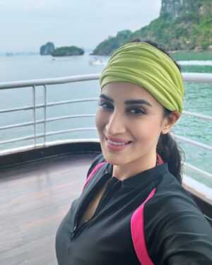 Smita Gondkar Instagram - Courage is not having the strength to go on; it's going on when you don't have the strength.😌🙌🏻
.
.
.
#smitagondkar #smittens #traveling #HalongBay #travel #Vietnam #CloudyDay #TravelDiaries #VietnamAdventures #trending #explorepage