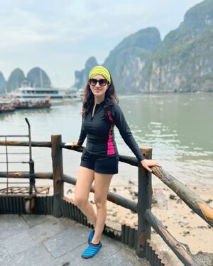 Smita Gondkar Instagram - Courage is not having the strength to go on; it's going on when you don't have the strength.😌🙌🏻
.
.
.
#smitagondkar #smittens #traveling #HalongBay #travel #Vietnam #CloudyDay #TravelDiaries #VietnamAdventures #trending #explorepage
