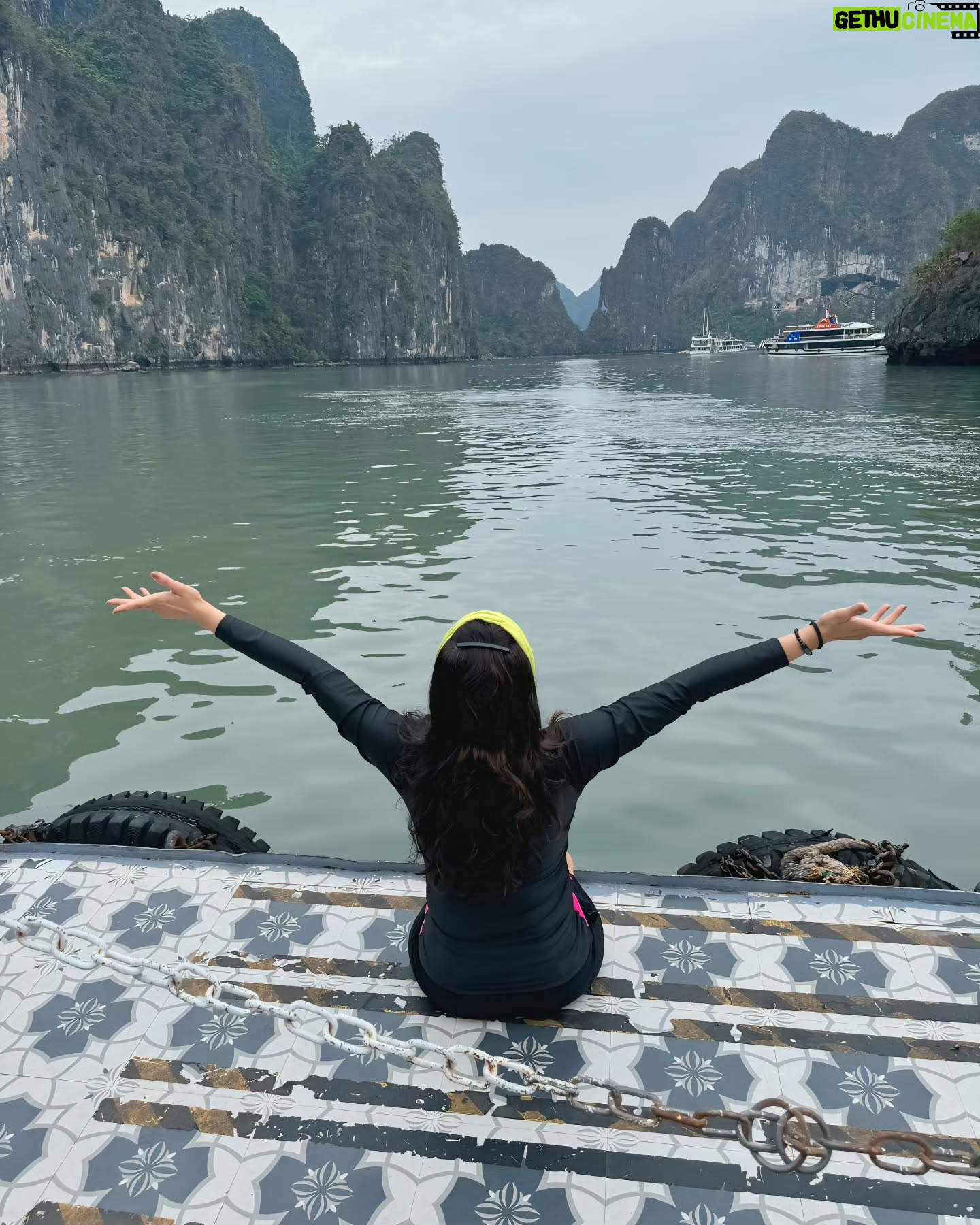 Smita Gondkar - 7.9K Likes - Courage is not having the strength to go on; it's going on when you don't have the strength.ššš»
.
.
.
#smitagondkar #smittens #traveling #HalongBay #travel #Vietnam #CloudyDay #TravelDiaries #VietnamAdventures #trending #explorepage