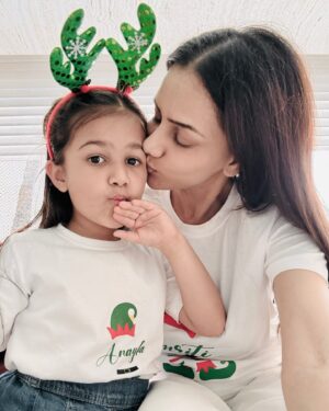 Smriti Khanna Instagram - Christmas with my little elves.
Sometimes we have to smile through the tears on a low day, because their joy is the light even in the darkest moments ✨