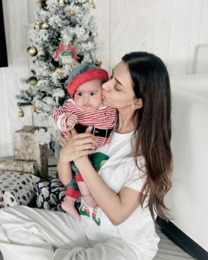 Smriti Khanna Instagram - Christmas with my little elves.
Sometimes we have to smile through the tears on a low day, because their joy is the light even in the darkest moments ✨