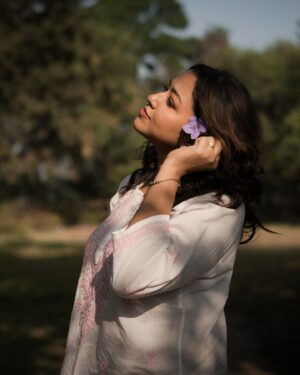 Sohini Sarkar Instagram - 🌸🤍🌻
.
.
#winter #morning #sun #mood #mist #love