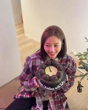 Son Dam-bi Instagram - 4번의 크리스마스를 남편과 함께
이번 크리스마스는 둘이 아닌 셋이서 
우리 따봉이와 함께👶🏻🎁
늘 감사합니다😘
모두들 merry chrismas🎄🎄