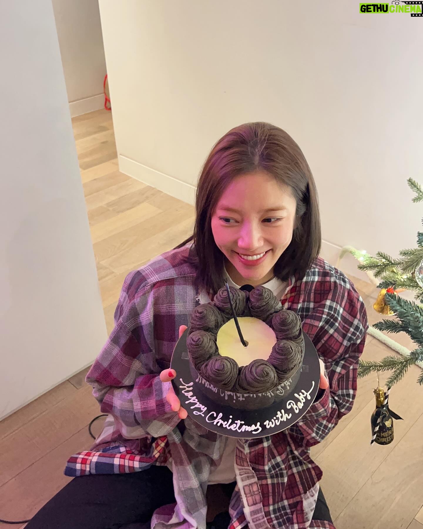 Son Dam-bi - 5.7K Likes - 4번의 크리스마스를 남편과 함께
이번 크리스마스는 둘이 아닌 셋이서
우리 따봉이와 함께👶🏻🎁
늘 감사합니다😘
모두들 merry chrismas🎄🎄