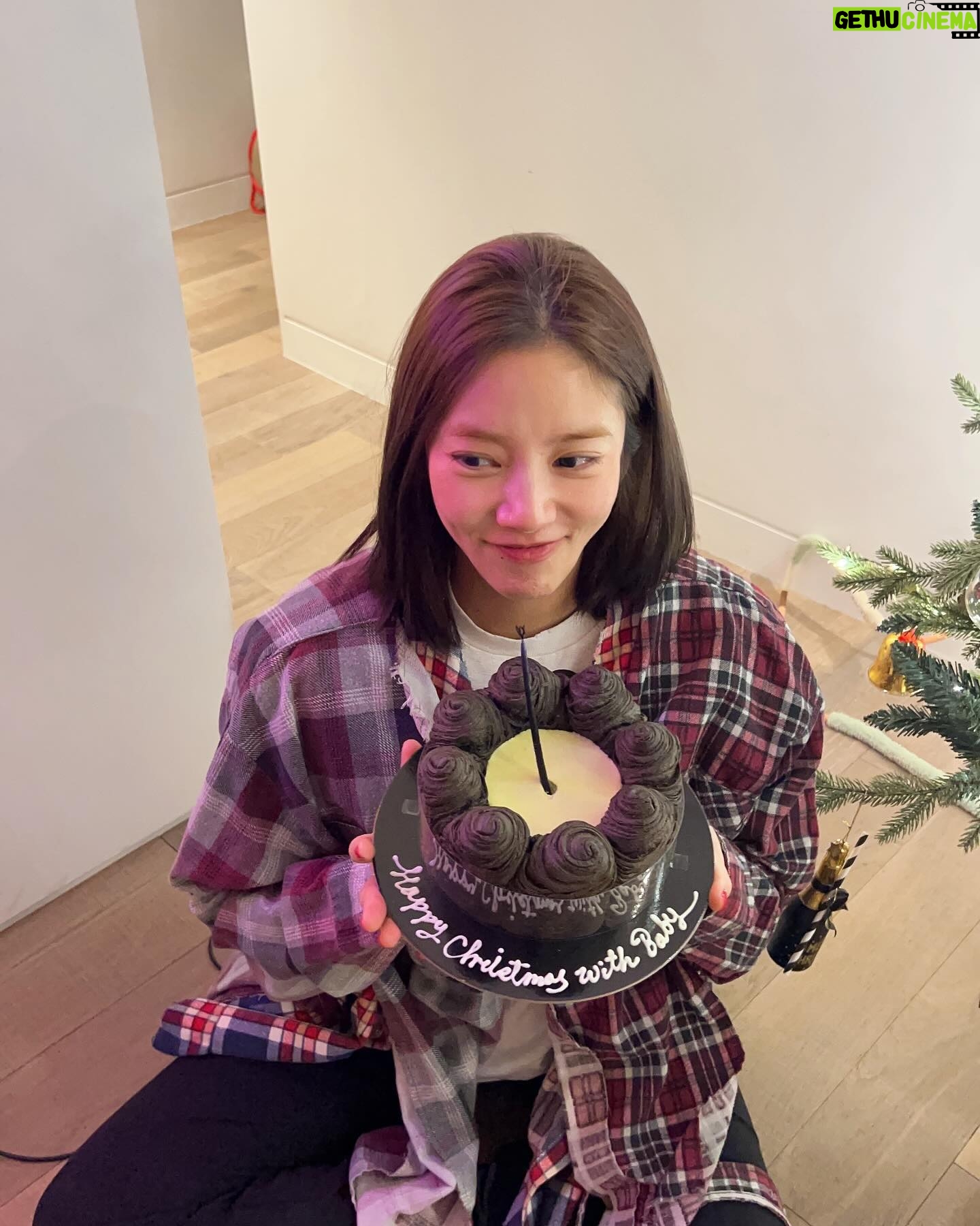 Son Dam-bi - 5.7K Likes - 4번의 크리스마스를 남편과 함께
이번 크리스마스는 둘이 아닌 셋이서
우리 따봉이와 함께👶🏻🎁
늘 감사합니다😘
모두들 merry chrismas🎄🎄